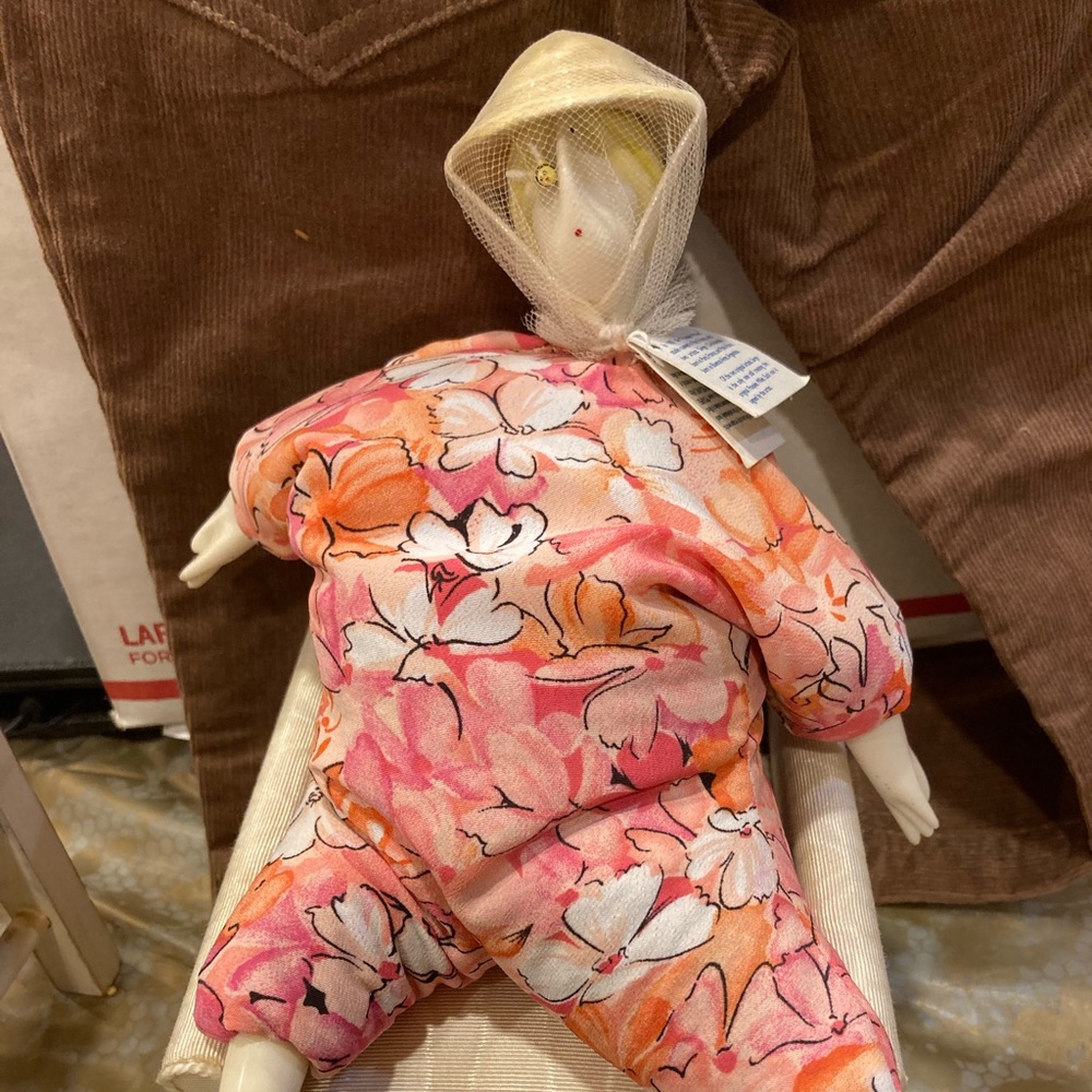 Cerri Art poupee Millet Beekeeper Doll signed Rare and chair